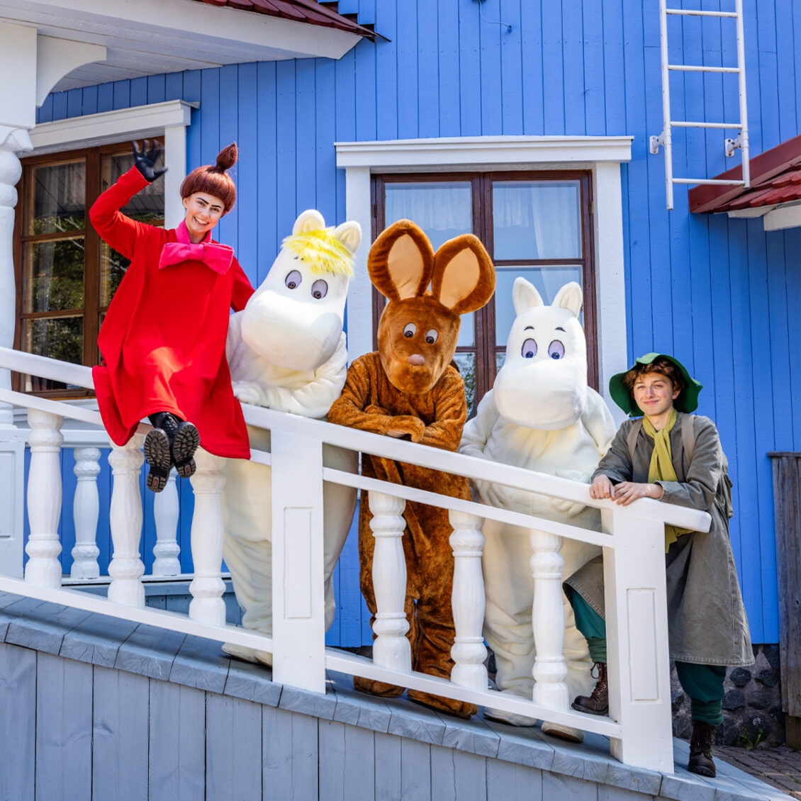 Little My, Snork­maiden, Sniff, Moomin­troll and Snufkin in front of the Moominhouse.